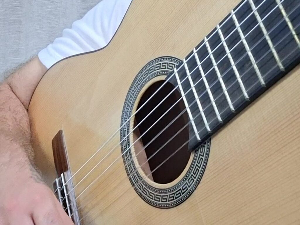 Manos de David Vargas tocando rumba con guitarra flamenca
